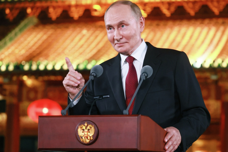 Владимир Путин во время подхода к представителям СМИ в резиденции ‭Дяоюйтай в Пекине