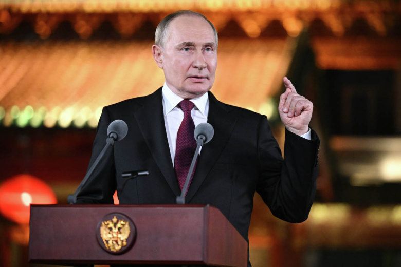 Владимир Путин во время подхода к представителям СМИ в резиденции ‭Дяоюйтай в Пекине
