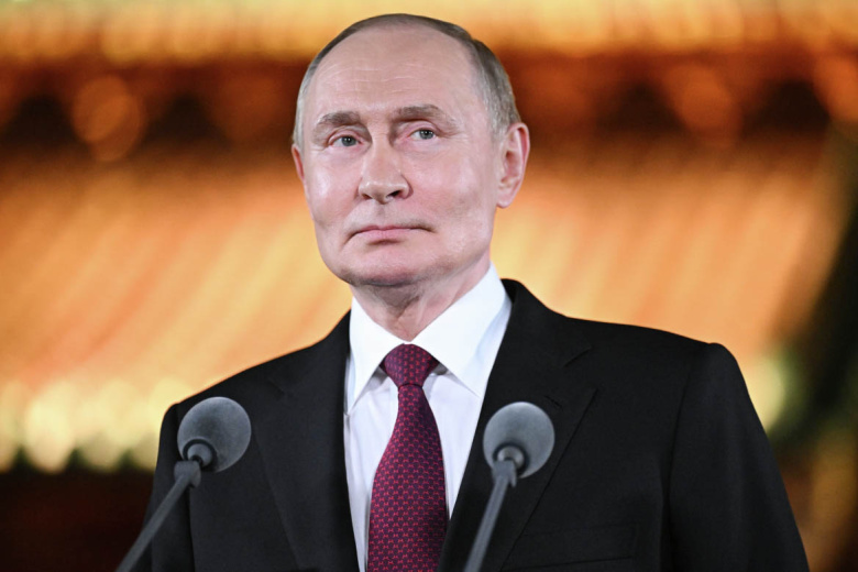 Владимир Путин во время подхода к представителям СМИ в резиденции ‭«Дяоюйтай» в Пекине