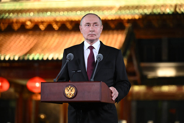 Владимир Путин во время подхода к представителям СМИ в резиденции ‭«Дяоюйтай» в Пекине