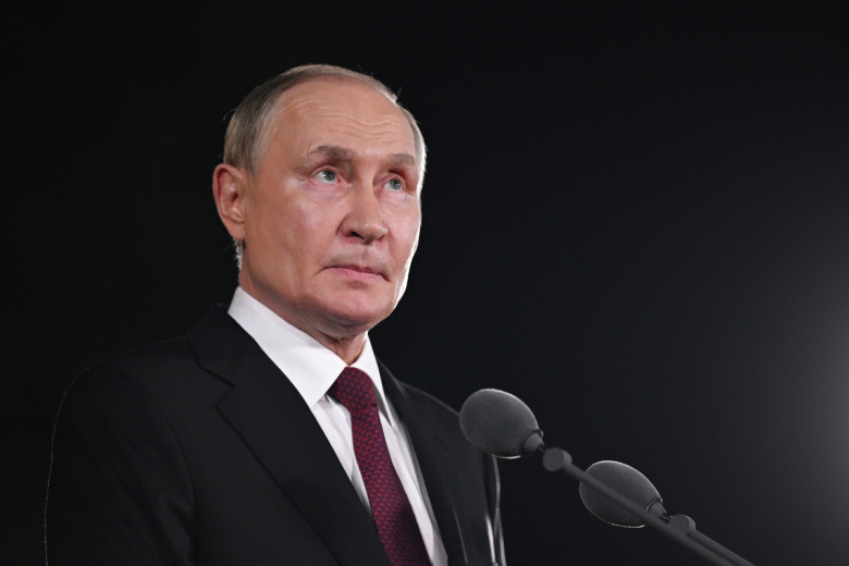 Владимир Путин во время подхода к представителям СМИ в резиденции ‭«Дяоюйтай» в Пекине