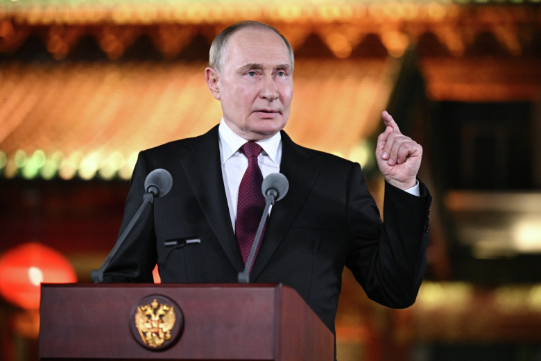 Владимир Путин во время подхода к представителям СМИ в резиденции ‭Дяоюйтай в Пекине