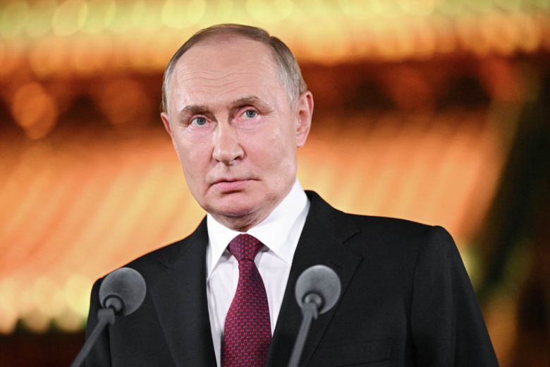 Владимир Путин во время подхода к представителям СМИ в резиденции ‭«Дяоюйтай» в Пекине