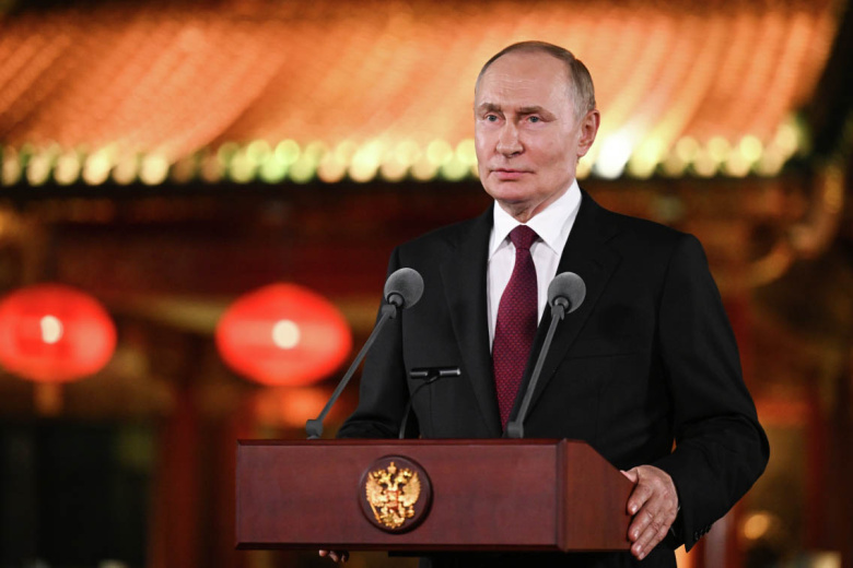 Владимир Путин во время подхода к представителям СМИ в резиденции ‭«Дяоюйтай» в Пекине
