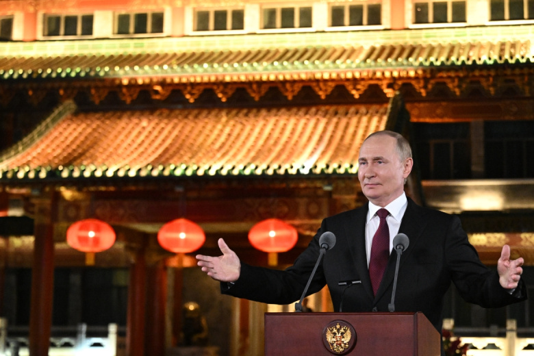 Владимир Путин во время подхода к представителям СМИ в резиденции ‭Дяоюйтай в Пекине