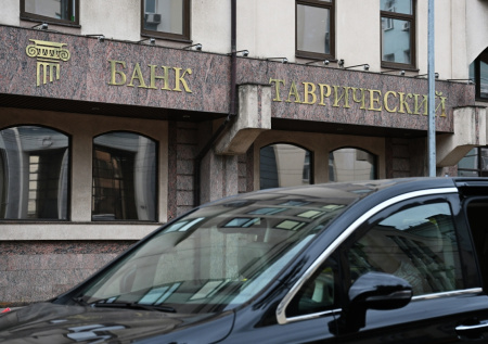 Вкладчики штурмуют офис банка после отзыва лицензии