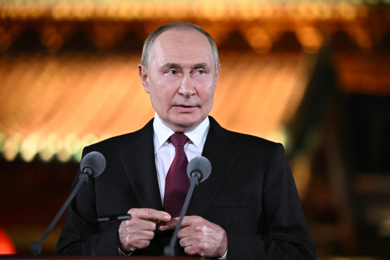Владимир Путин во время подхода к представителям СМИ в резиденции ‭«Дяоюйтай» в Пекине