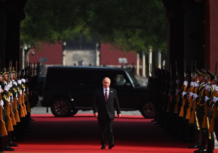 Путин и Алиев поприветствовали друг друга рукопожатием в Пекине