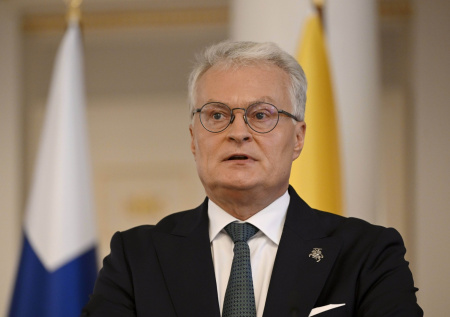 Беспилотник омрачил приземление самолета президента Литвы