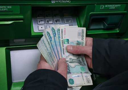 Число регионов с зарплатой выше 100 тысяч рублей резко возросло