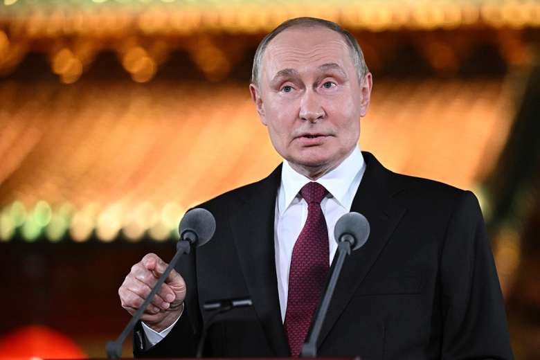 Владимир Путин во время подхода к представителям СМИ в резиденции ‭«Дяоюйтай» в Пекине