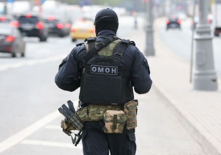 Опубликованы кадры рейда в московском хостеле, где проживали 120 мигрантов