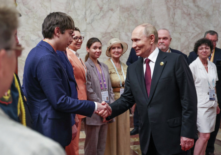 Путин встретил потомков советских маршалов на торжествах в Пекине