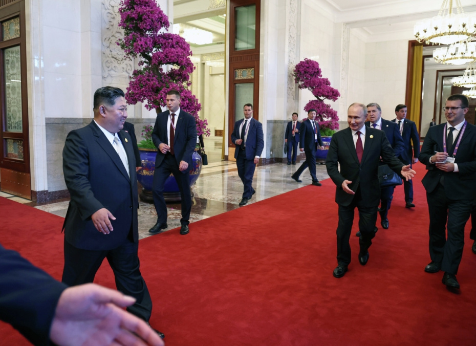 Владимир Путин и Ким Чен Ын перед началом встречи в Пекине