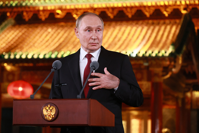 Владимир Путин во время подхода к представителям СМИ в резиденции Дяоюйтай в Пекине