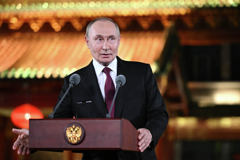 Владимир Путин во время подхода к представителям СМИ в резиденции ‭Дяоюйтай в Пекине