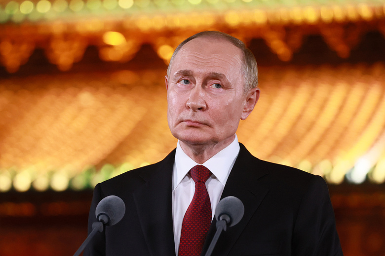 Владимир Путин во время подхода к представителям СМИ в резиденции ‭«Дяоюйтай» в Пекине