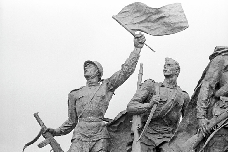 Скульптура «Солдаты» — фрагмент монумента героическим защитникам Ленинграда