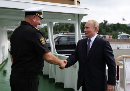 Путин отправился в дальневосточный филиал центра «Россия» на «Урагане»