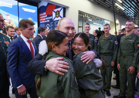 «Унесет вас куда-нибудь ветром»: Путин подшутил над молодыми курсантками