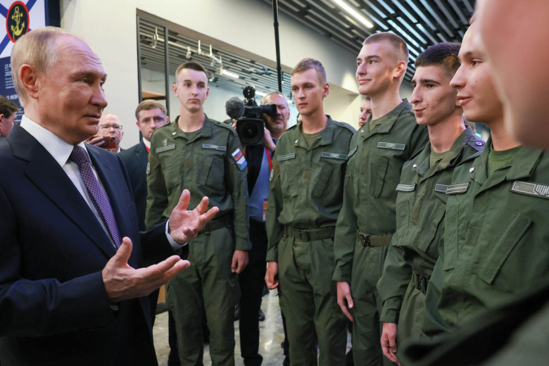Владимир Путин и воспитанники Центра военно-спортивной подготовки и патриотического воспитания «Воин»