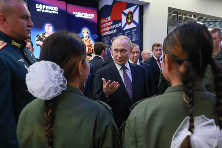 Владимир Путин и воспитанники Центра военно-спортивной подготовки и патриотического воспитания ‭«Воин» после осмотра интерактивной экспозиции, посвященной 155-й отдельной гвардейской орденов Суворова и Жукова Курской бригаде морской пехоты имени Героя России М. Гудкова, в филиале Национального центр