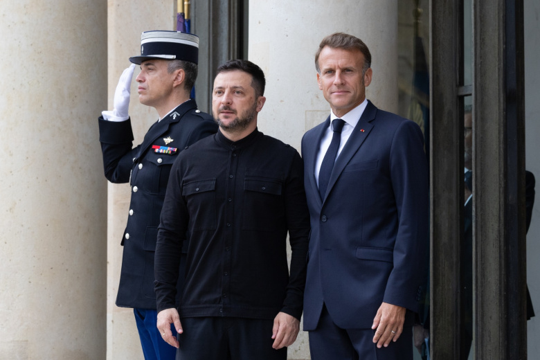 Эммануэль Макрон приветствует президента Украины Владимира Зеленского, прибывшего на саммит «коалиции желающих» в Елисейском дворце в Париже