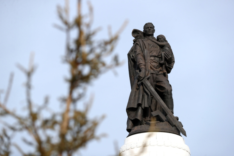 Памятник Воину-освободителю в мемориальном комплексе ‭«Героям-сибирякам» в Кемерово