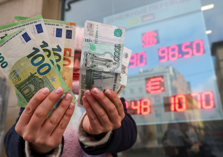 Курс евро пробил отметку в 95 рублей впервые с конца июля