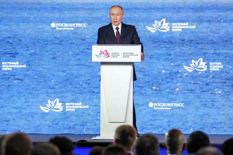 Владимир Путин на пленарной сессии Восточного экономического форума