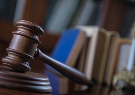 Хирург нанес себе увечья ради страховки и попал в тюрьму