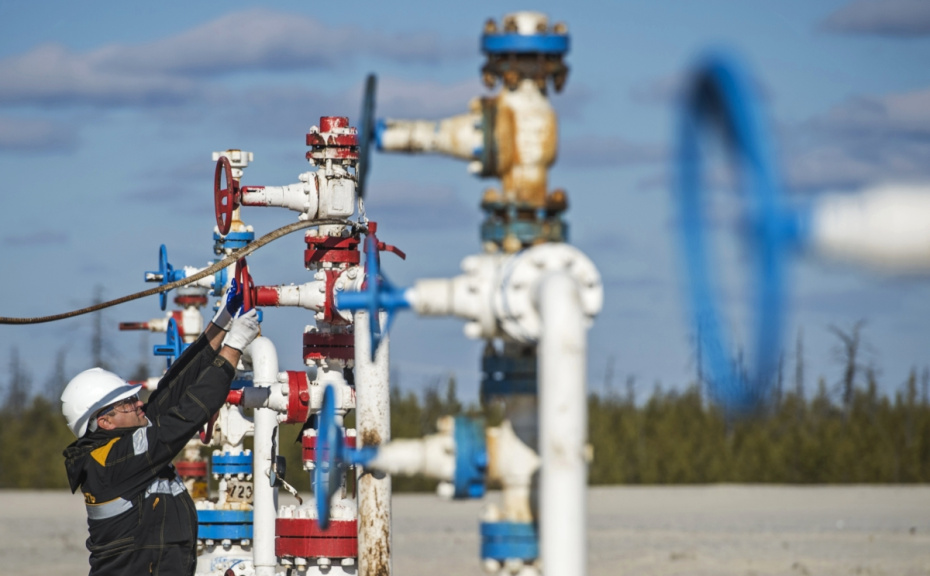 Сотрудник ООО «РН-Пурнефтегаз», дочернего предприятия ОАО «НК Роснефть», на Барсуковском месторождении в Ямало-Ненецком автономном округе