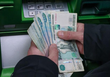 Опрос показал, сколько денег регулярно откладывают россияне