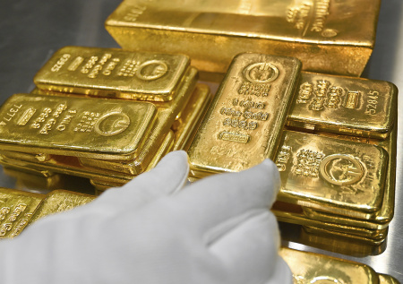 Золотые слитки на 267 млн рублей нашли таможенники в тайнике грузовика