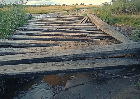 Деревянный мост рухнул на трассе в российском регионе