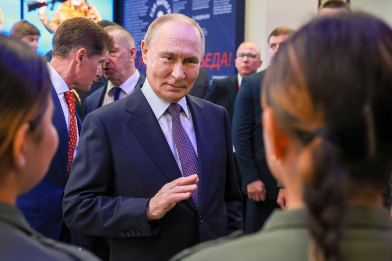 Владимир Путин во время посещения филиала Национального центра «Россия» в Приморском крае