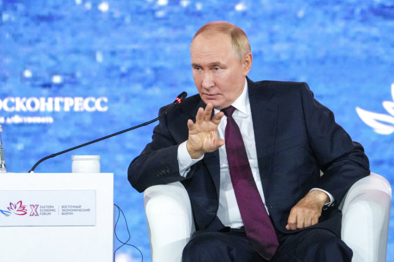 Владимир Путин на пленарной сессии Восточного экономического форума