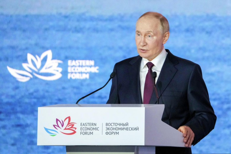 Владимир Путин на пленарной сессии Восточного экономического форума