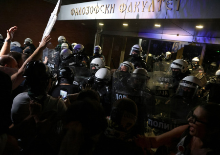 В Сербии во время протестов пострадали 14 полицейских