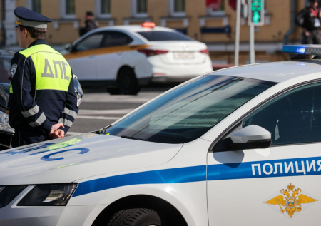 Водитель сбил подростка на мотоцикле и протащил его по дороге