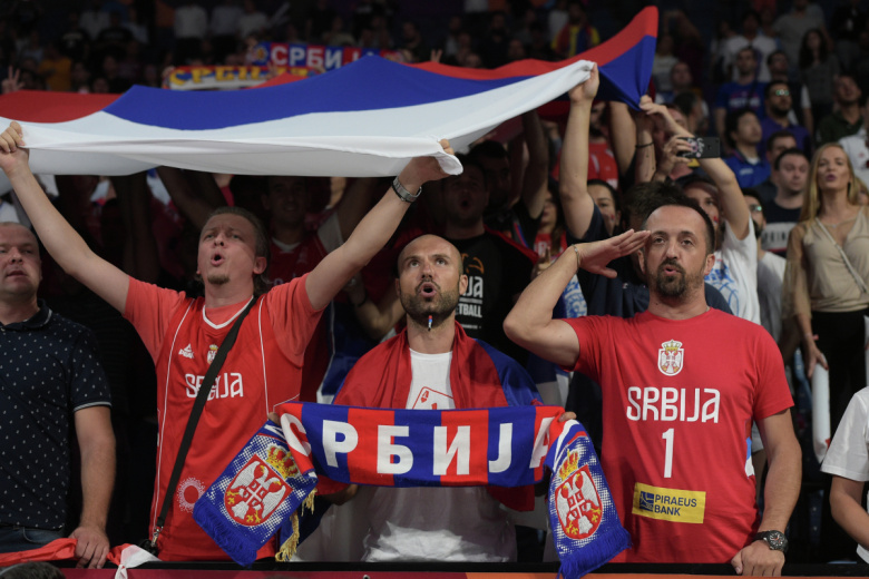 Болельщики сборной Сербии поддерживают свою команду