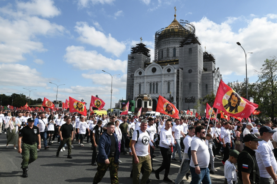 Верующие во время крестного хода в день празднования Собора московских святых у кафедрального соборного храма Христа Спасителя в Москве