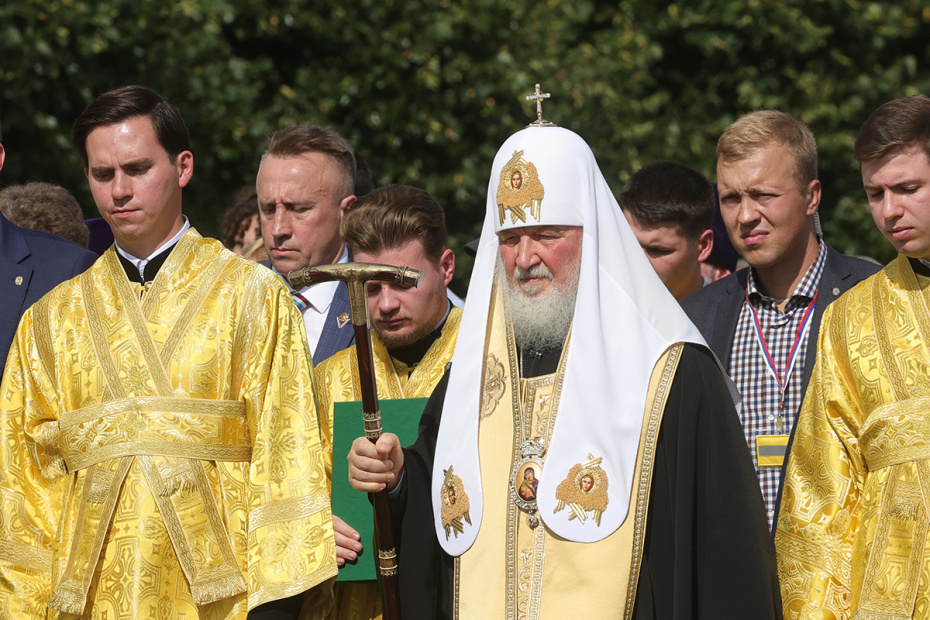 Патриарх Московский и всея Руси Кирилл во время крестного хода в день празднования Собора московских святых у кафедрального соборного храма Христа Спасителя в Москве