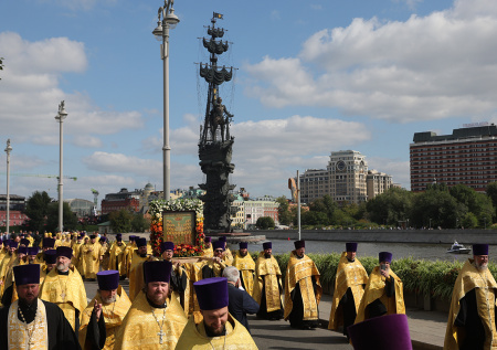 Верующие начали крестный ход от храма Христа Спасителя