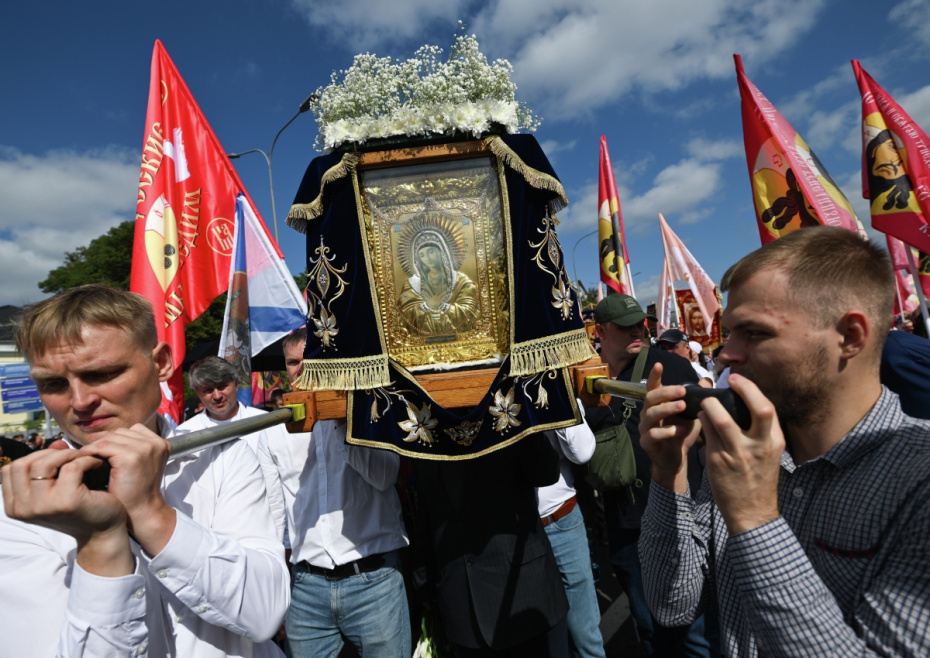 Верующие во время крестного хода в день празднования Собора московских святых у кафедрального соборного храма Христа Спасителя в Москве