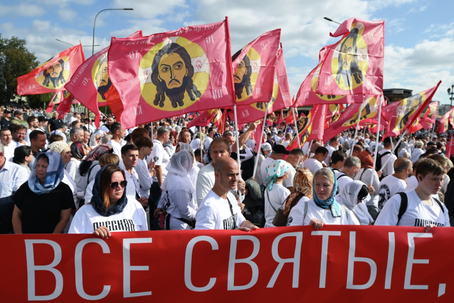 Верующие перед началом крестного хода в день празднования Собора Московских святых у храма Христа Спасителя в Москве