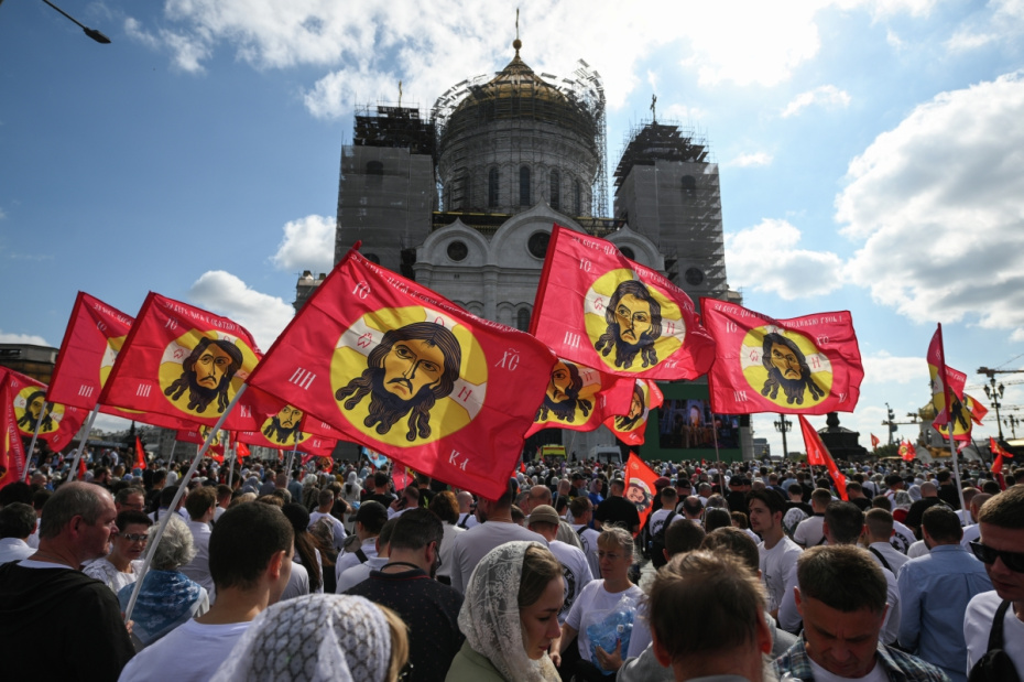 Верующие перед началом крестного хода в день празднования Собора Московских святых у храма Христа Спасителя в Москве