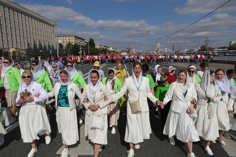 Верующие во время крестного хода в день празднования Собора московских святых у кафедрального соборного храма Христа Спасителя в Москве