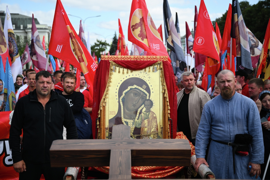 Верующие перед началом крестного хода в день празднования Собора Московских святых у храма Христа Спасителя в Москве