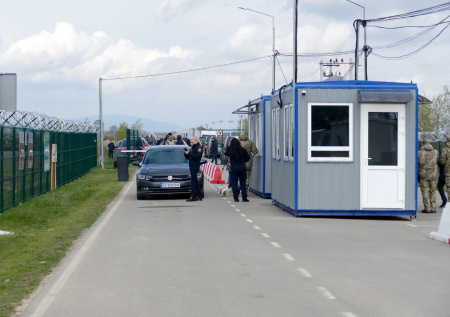 На Украине сочли выстрелом в ногу закон, разрешающий отъезд молодежи